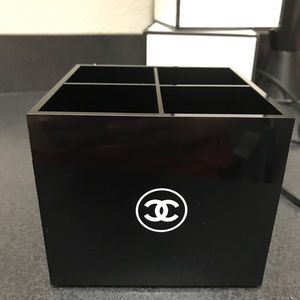 Beautiful Chanel brush compartment